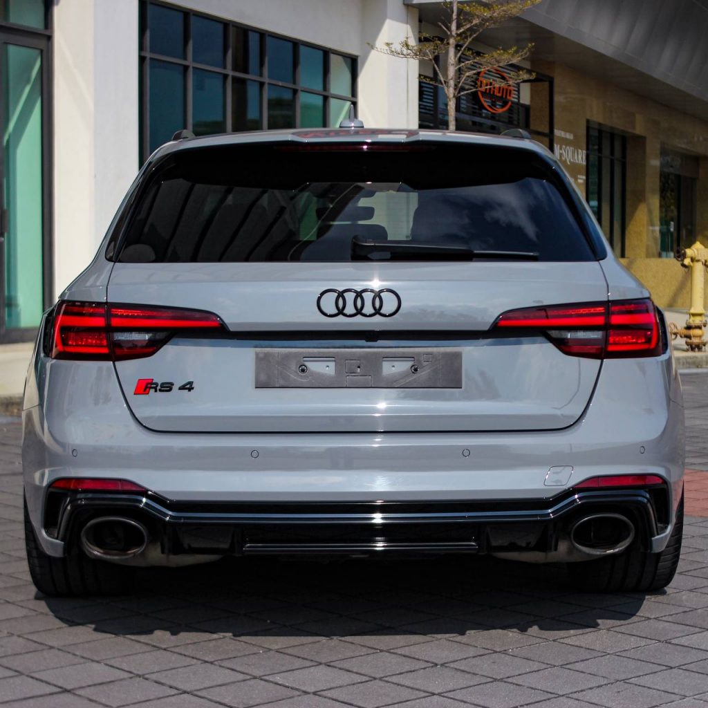 AUDI RS4 AVANT QUATTRO