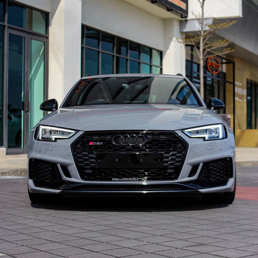AUDI RS4 AVANT QUATTRO